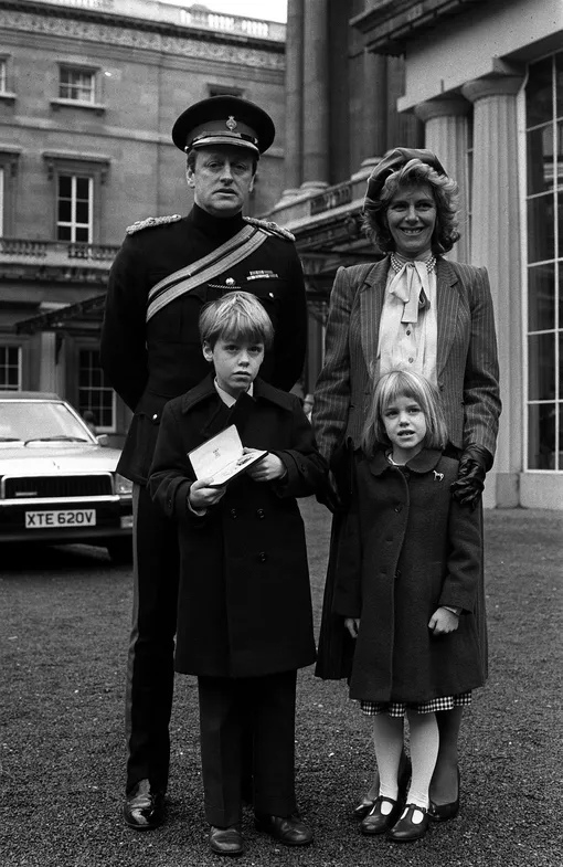Армейский офицер Эндрю Паркер-Боулз с женой Камиллой Паркер-Боулз, сыном Томом и дочерью Лорой в Букингемском дворце в 1984 году