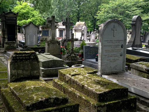 Кладбище и могилы снятся к перерождению человека и новым начинаниям