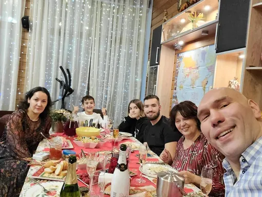Николай Валуев с семьей отмечают Новый год