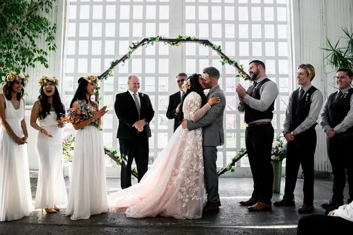 Невеста наняла для жениха хор, который исполнил гимн Лиги Чемпионов на свадьбе