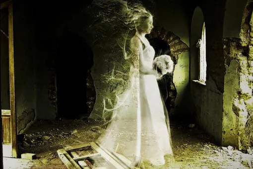 Свадебное платье, которое танцует само по себе: загадочная история Анны Бейкер