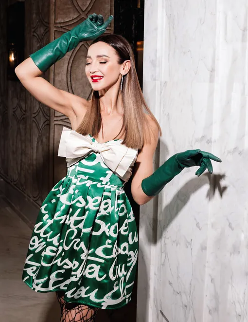 Платье Elisabetta Franchi; колготки FALKE; перчатки Escada; серьги SOKOLOV