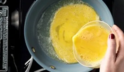 Сковороду со сливочным (или растительным) маслом разогрейте, яйца взбейте с молоком и специями.