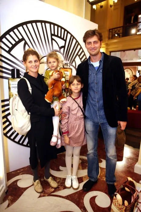 Иван Колесников и Лина Раманаускайте со старшими дочками