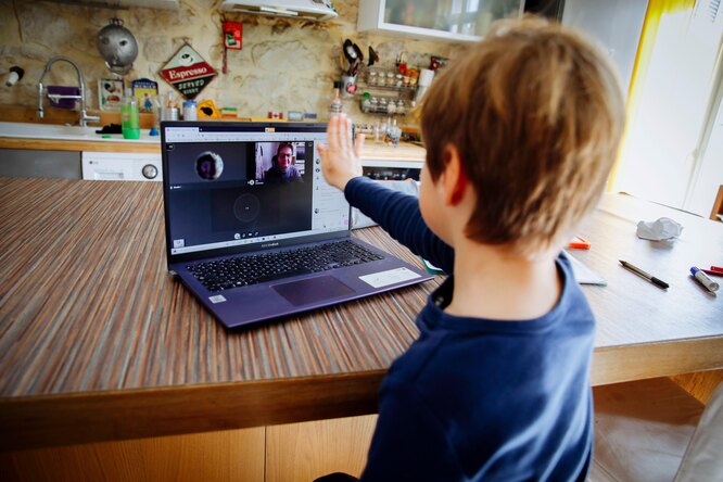Мальчик смотрит научную передачу на ноутбуке