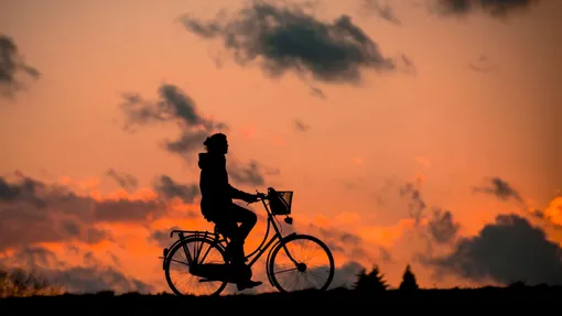 силуэт велосипедиста на фоне закатного неба