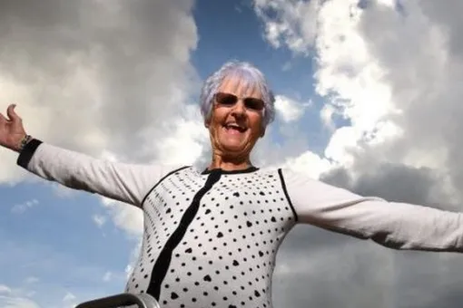 Вся жизнь впереди: 90-летняя женщина отметила юбилей прыжком с парашютом