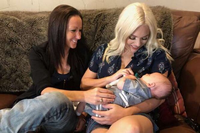 Впервые в истории две женщины выносили одного ребенка