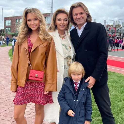 Дмитрий Маликов с женой Еленой, дочерью Стефанией и сыном Марком в сентябре 2022 года фото