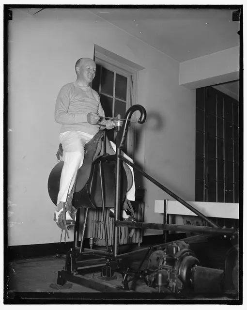 Республиканец Чарльз Клейсон на электрической лошади в тренажерном зале Белого дома, 1937 год