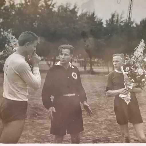 Дедушка Николая Валуева – Николай Сергеевич (в центре) в 1951 году