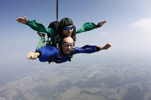 Дмитрий Клюквин на парашюте