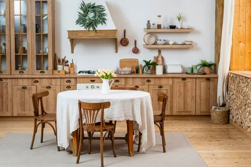 Дизайнеры все чаще обращаются к натуральной древесине для декора кухонь