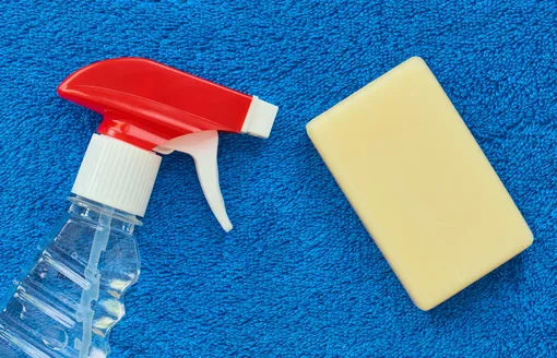 10 лайфхаков для дома с мылом: как убрать скрип двери, разметить шитьё и другие полезные советы