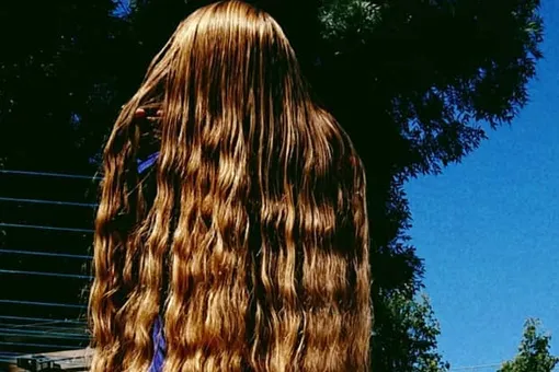 «В меня влюбляются из-за них»: 34-летняя женщина отрастила волосы длиной 150 см