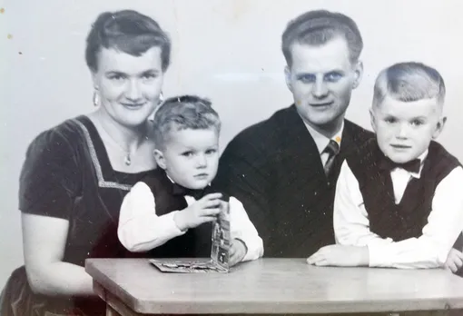 Анна и Эйлиф Моуз со своими двумя старшими детьми, Алланом и Гарри, перед тем как эмигрировать в Канаду