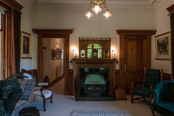 На фото, сделанных внутри королевской резиденции, видно, что бывшая загородная резиденция королевы Елизаветы II оформлена в классическом стиле
