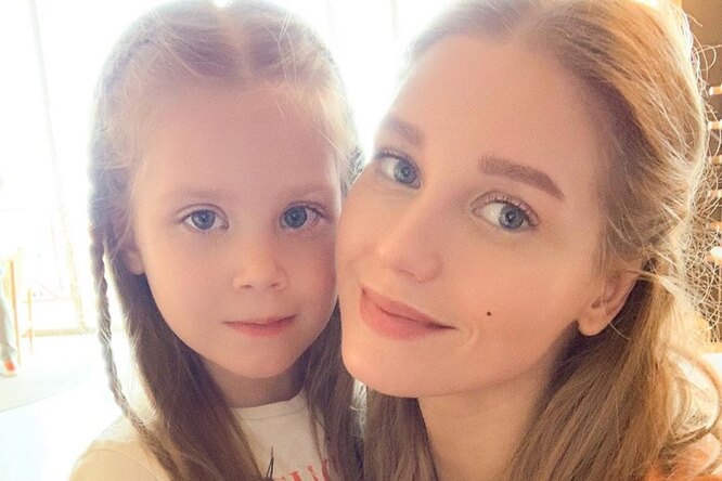 «Папа прямо один в один»: 5-летняя дочь Гарика Харламова нарисовала семью «Папа прямо один в один»: 5-летняя дочь Гарика Харламова нарисовала семью