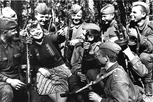 С бойцами Красной армии в перерыве концерта, 1943 год