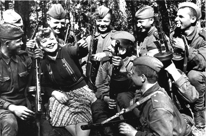 С бойцами Красной армии в перерыве концерта, 1943 год
