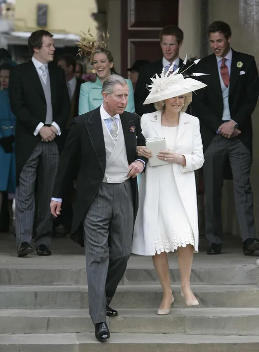 Том Паркер-Боулз, Лора Лопес, принц Гарри и принц Уильям на свадьбе принца Чарльза и Камиллы Паркер-Боулз 9 апреля 2005 года