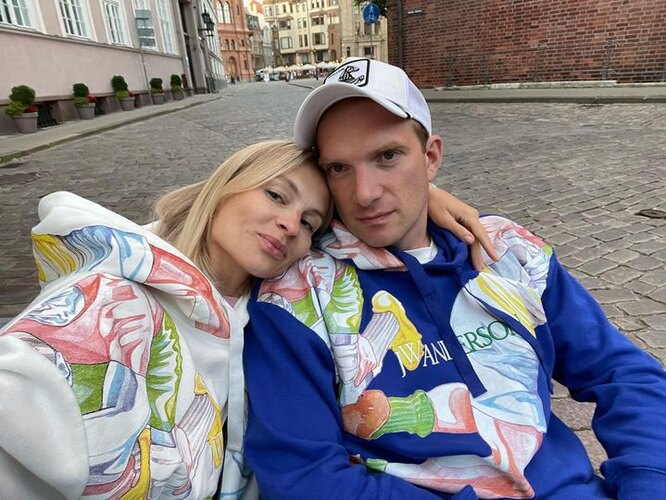 «Жена-красавица»: Андрей Бурковский выложил совместные фото с супругой в годовщину свадьбы