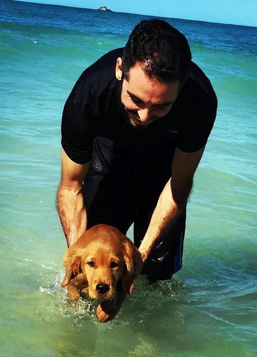 мужчина и собака в воде