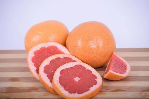 Грейпфрут – кладезь витаминов, содержит половину ежедневной нормы витамина С для взрослого.