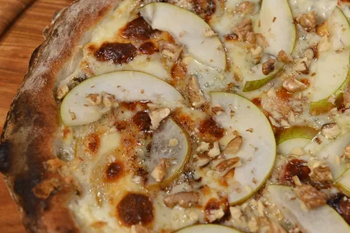 С грушей и горгонзолой: рецепт пиццы с необычным топпингом 