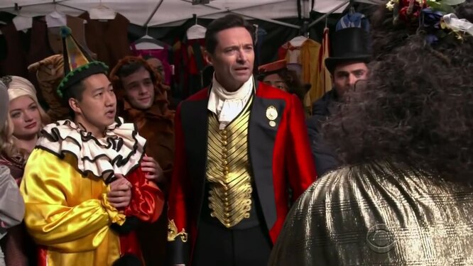 Хью Джекман играет своего персонажа из фильма «Величайший шоумен» для комедийного скетча Джеймса Кордена