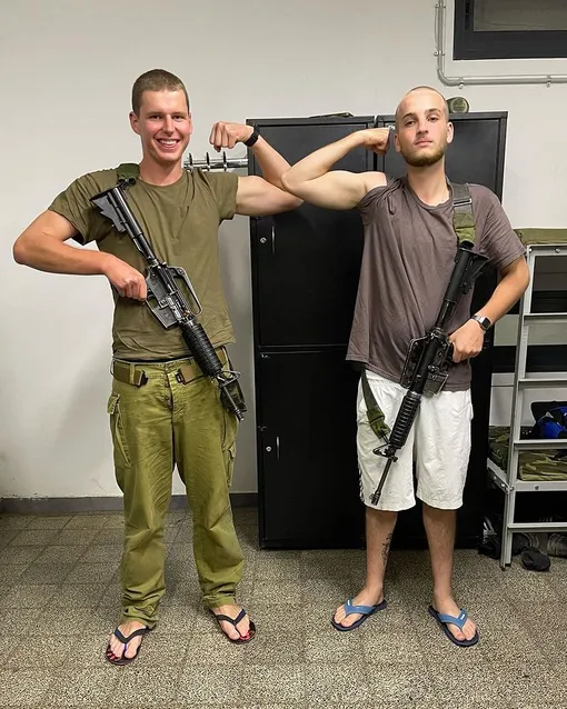 Даниил Виторган фото в армии (слева)