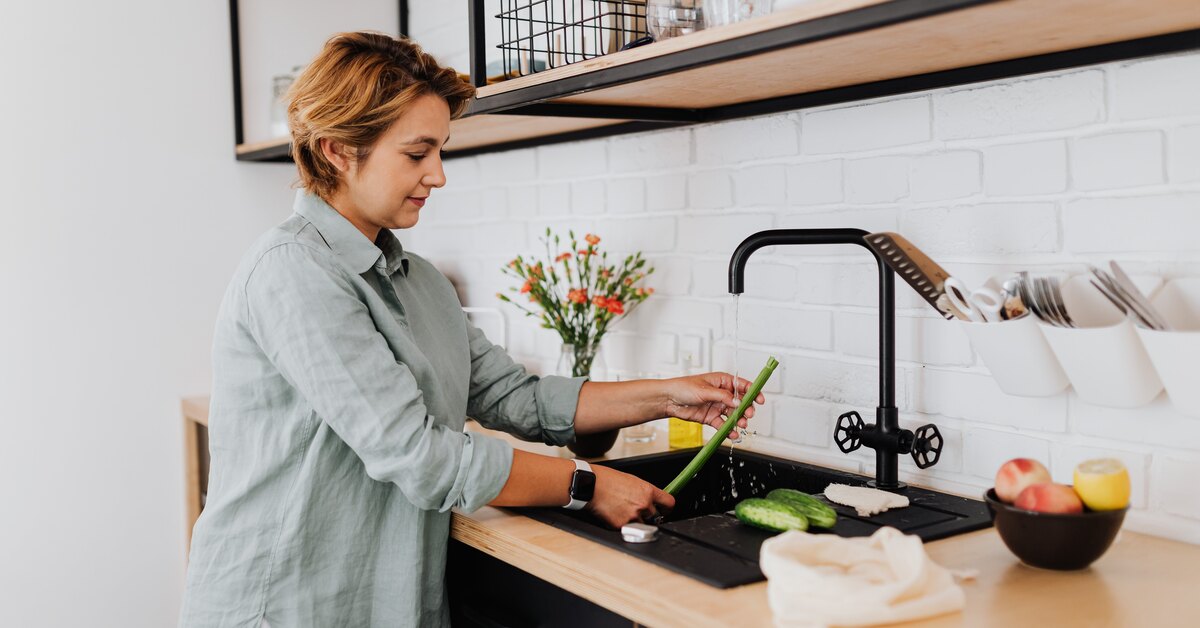 Как устранить засор слива раковины: 6 способов прочистки слива ...