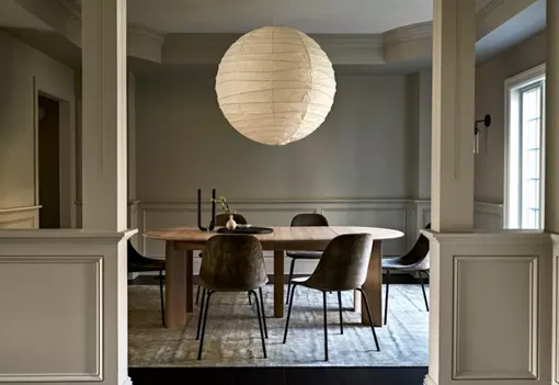 Как украсить комнату: большой круглый подвесной светильник над столом в комнате