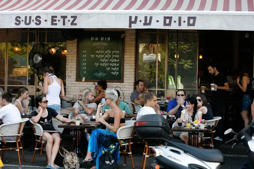 уличное кафе в Израиле