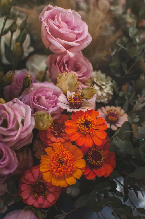 Выбирайте цветы в осенних оттенках: оранжевый, желтый, нежно-розовый.