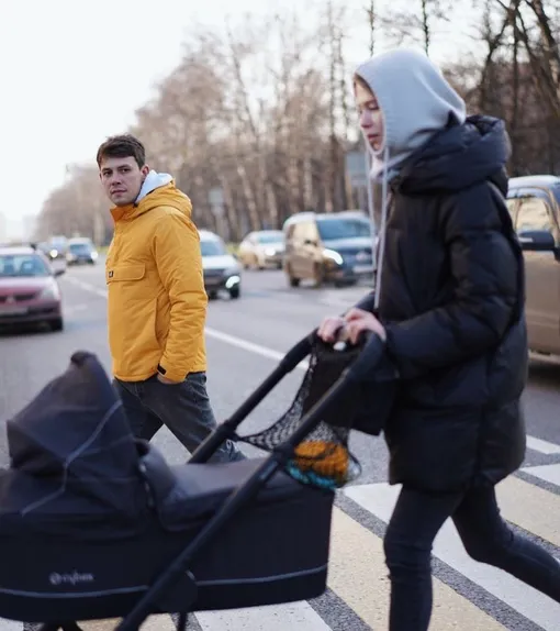 Шамиль Хаматов и Ксения Хаматова (Наумова) на прогулке с ребенком
