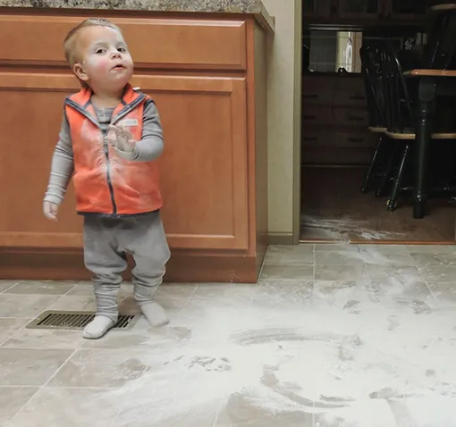 ребенок устроил хаос в кухне