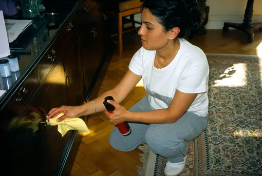 турецкая женщина убирает кухню