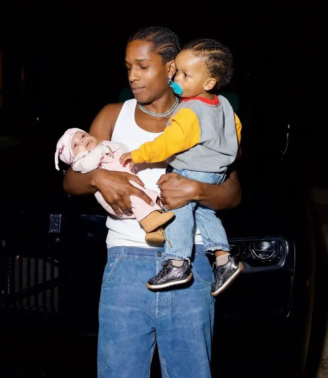 Отец семейства A$AP Rocky со своими сыновьями