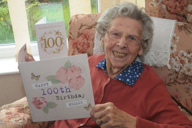 Грустный праздник. 100-летняя женщина пригласила в дом незнакомых людей, чтобы не остаться одной в день рождения
