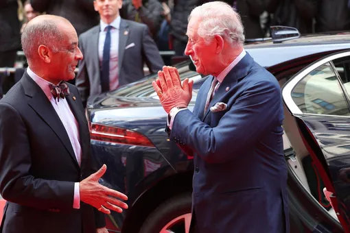 Намасте принца Чарльза, воздушный поцелуй королевы Летиции: как коронавирус изменил протокол официальных приветствий