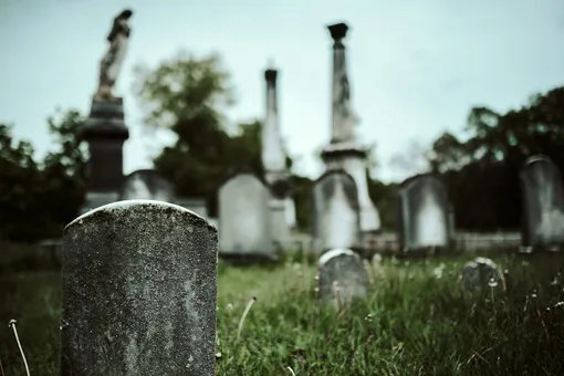 Сон про кладбище снится, когда человек стоит на жизненном перепутье
