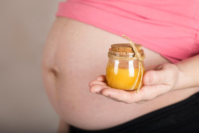 Безопасно ли есть мёд во время беременности: полезные и опасные свойства  продукта