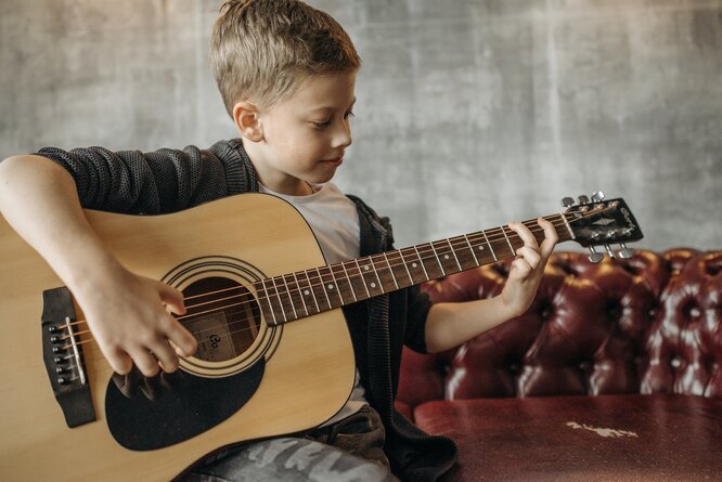 мальчик играет на гитаре