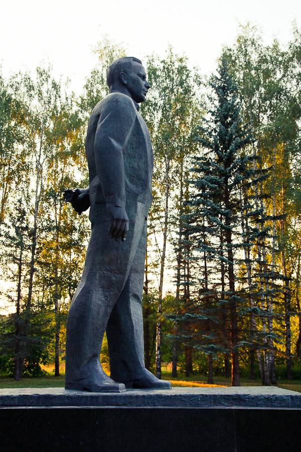 Памятник Юрию Гагарину - ромашка в руке