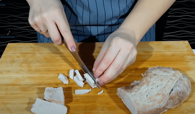 Из готового бульона достаём мясо и отделяем его от костей. Нарезаем его соломкой. Также режем колбасу, ветчину и другие используемые в рецепте солянки мясные продукты. Лук и специи достаём и выкидываем, сам бульон процеживаем. Из готового бульона достаём мясо и отделяем его от костей. Нарезаем его соломкой. Также режем колбасу, ветчину и другие используемые в рецепте солянки мясные продукты. Лук и специи достаём и выкидываем, сам бульон процеживаем.