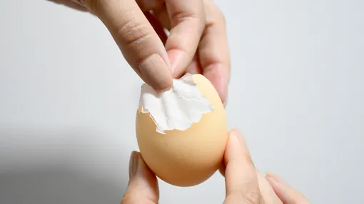 Если скорлупу сложно очищать, портится внешний вид яйца