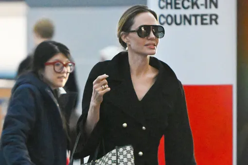 Не изменяет себе: Анджелина Джоли гуляет по Нью-Йорку в пальто, несмотря на +20 градусов тепла