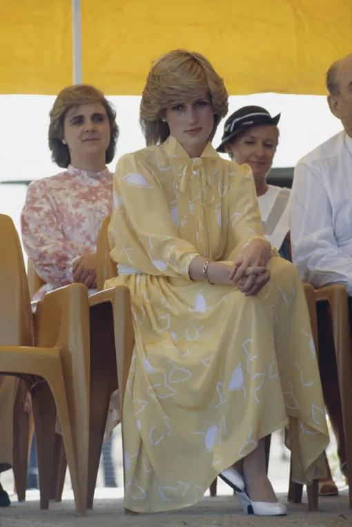 Диана в жёлтом платье