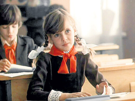 Кадр из фильма «Каникулы Петрова и Васечкина», 1984 год, советская школьная форма для девочек